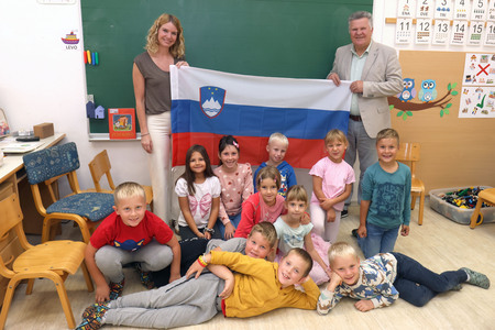 Begunje Prevzem knjig Občine Cerknica in zastave za prvošolčke 02  Foto Ljubo Vukelič